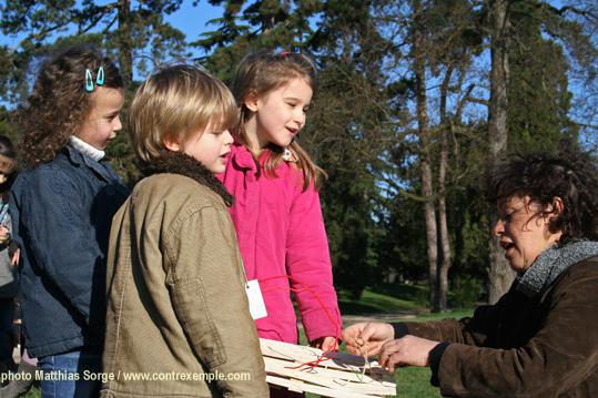 en grande discussion avec les enfants avant la mise à l'eau de leur écoradeau - biodiversité 2010 / paris label