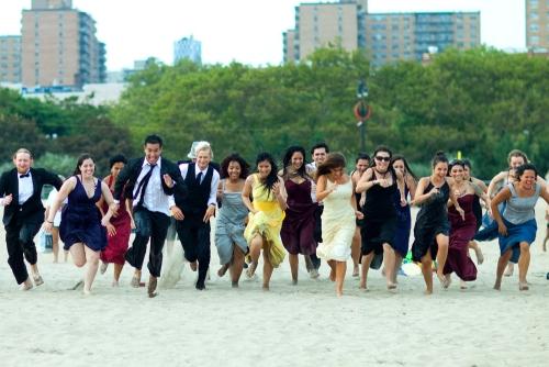 Un flashmob en tenue de soirée à la plage!
