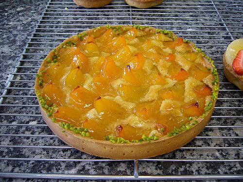 Tarte aux abricots et brissures de pistache P1100253.JPG