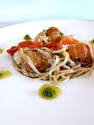 spaghettis aux langoustines , tomates cerise et pesto