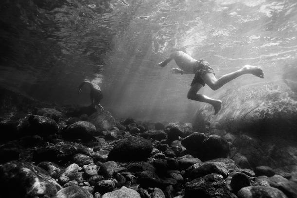 Une course poursuite sous l'eau. Photo Matthieu Dupont