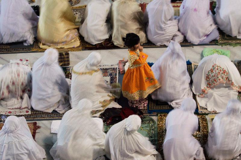 Une petite fille assiste au milieu des femmes à la prière du soir. Cette prière collective a lieu à la mosquée de Surabaya, en Indonésie, pour célébrer l’ouverture du Ramadan le 10 août. 