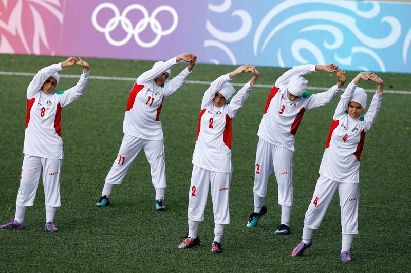 Le 12 août, les footballeuses iraniennes s’échauffent avant leur match contre la Turquie à l'occasion des Jeux olympiques de la jeunesse, à Singapour. La FIFA leur ayant interdit de jouer voilées, les joueuses gardent toutefois la tête couverte. 