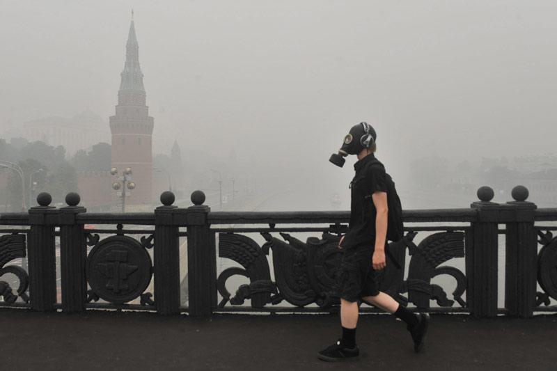 Dimanche 8 août, dans le centre de Moscou, les fumées dues aux feux de tourbières et la température qui avoisine les 38°C ont rendu l’air difficilement respirable.