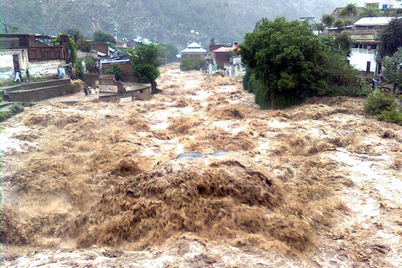 Le Pakistan n'a pas connu de telles inondations depuis 80 ans. Les pluies diluviennes ont affecté 4,5 millions de personnes, d'après un nouveau bilan communiqué vendredi par l'ONU. Vendredi 6 août, dans ce village du nord-ouest du pays, les rues se sont transformées en un terrible torrent de boue.