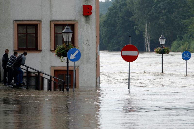Les rues de la ville polonaise de Zgorzelec, à la frontière avec la ville de Görlitz (Allemagne), ont été submergées par les eaux de la rivière Neisse. Une grande partie de l'Europe centrale a été victime, ce week-end, de fortes intempéries.