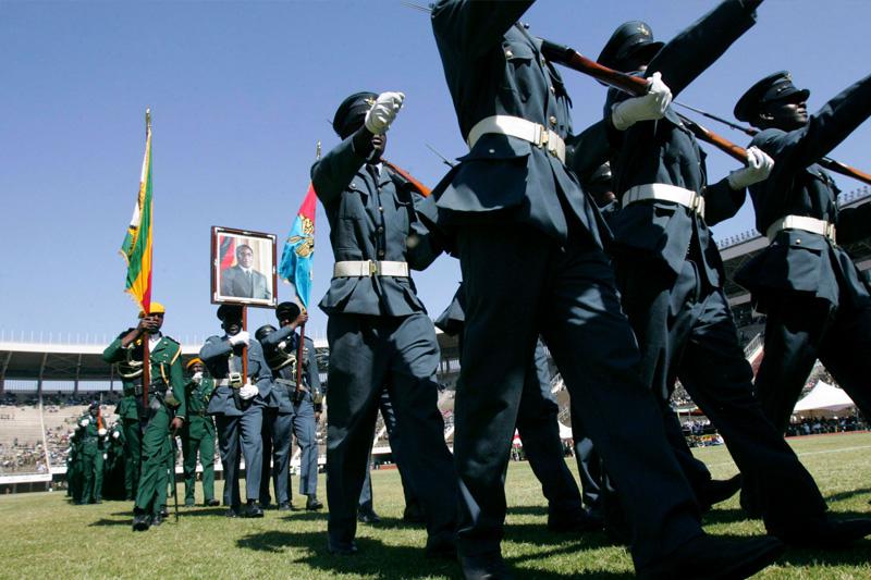 Mardi 10 août, journée des héros aux Zimbabwe. Les forces armées paradent dans le stade de Harare.
