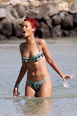 Rihanna bikini Hawaii fesse (2)