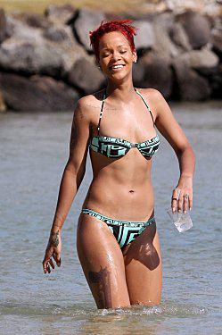 Rihanna bikini Hawaii fesse (3)