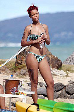Rihanna bikini Hawaii fesse (4)