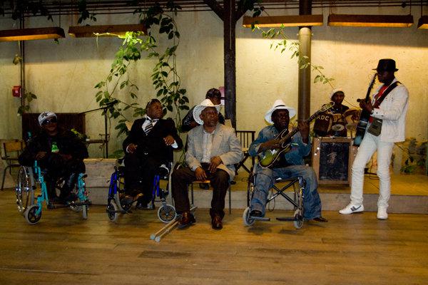 Critique en avant-première : Benda Bilili ! (par Jango) http://sphotos.ak.fbcdn.net/hphotos-ak-snc4/hs422.snc4/46474_427197876229_638876229_5536052_2627889_n.jpg