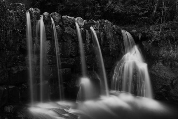 Une cascade en noir et blanc. Exemple de l'utilisation d'une pose lente en photographie. Photo Matthieu Dupont