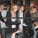Miley Cyrus is dining in Paris ( France ) with Douglas Booth,... on Twitpic