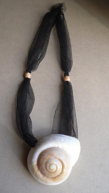 Collier exotique coquillage et ruban noir