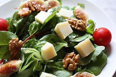 Salade au comté, figues, noix et miel