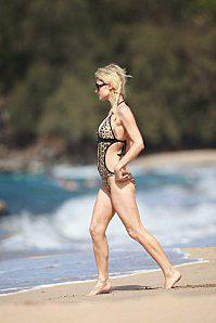 Paris Hilton la belle à la plage Paris Hilton 2010 09 06 OnHawaiianbeach1 122 107lo