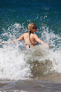 Paris Hilton la belle à la plage Paris Hilton 2010 09 06 OnHawaiianbeach1 122 119lo