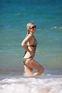 Paris Hilton la belle à la plage Paris Hilton 2010 09 06 OnHawaiianbeach1 122 121lo