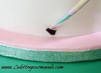 Couvrir un plateau de pâte à sucre et début de la décoration Couvrir un plateau de pâte à sucre et début de la décoration