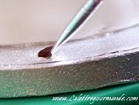 Couvrir un plateau de pâte à sucre et début de la décoration Couvrir un plateau de pâte à sucre et début de la décoration