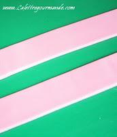 Couvrir un plateau de pâte à sucre et début de la décoration Couvrir un plateau de pâte à sucre et début de la décoration