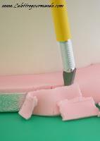 Couvrir un plateau de pâte à sucre et début de la décoration Couvrir un plateau de pâte à sucre et début de la décoration