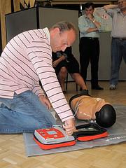 Formation aux premiers secours par la Croix Rouge Utilisation du défibrillateur