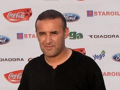 L'équipe de foot d'Algérie a un nouveau sélectionneur ... Abdelhak Benchikha L'équipe de foot d'Algérie a un nouveau sélectionneur ... Abdelhak Benchikha
