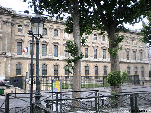 DE RETOUR AU LOUVRE ... Façade extérieure sud complète Cour Carrée