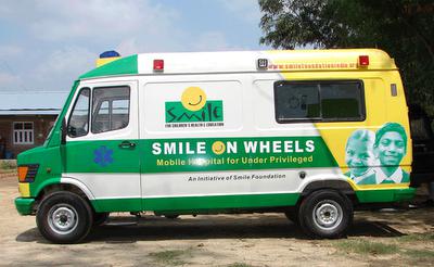 Des entreprises financent des hôpitaux mobiles en Inde