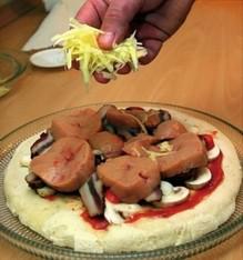 En Serbie, les assiettes se garnissent de testicules Pizza aux testicules de porc.jpg