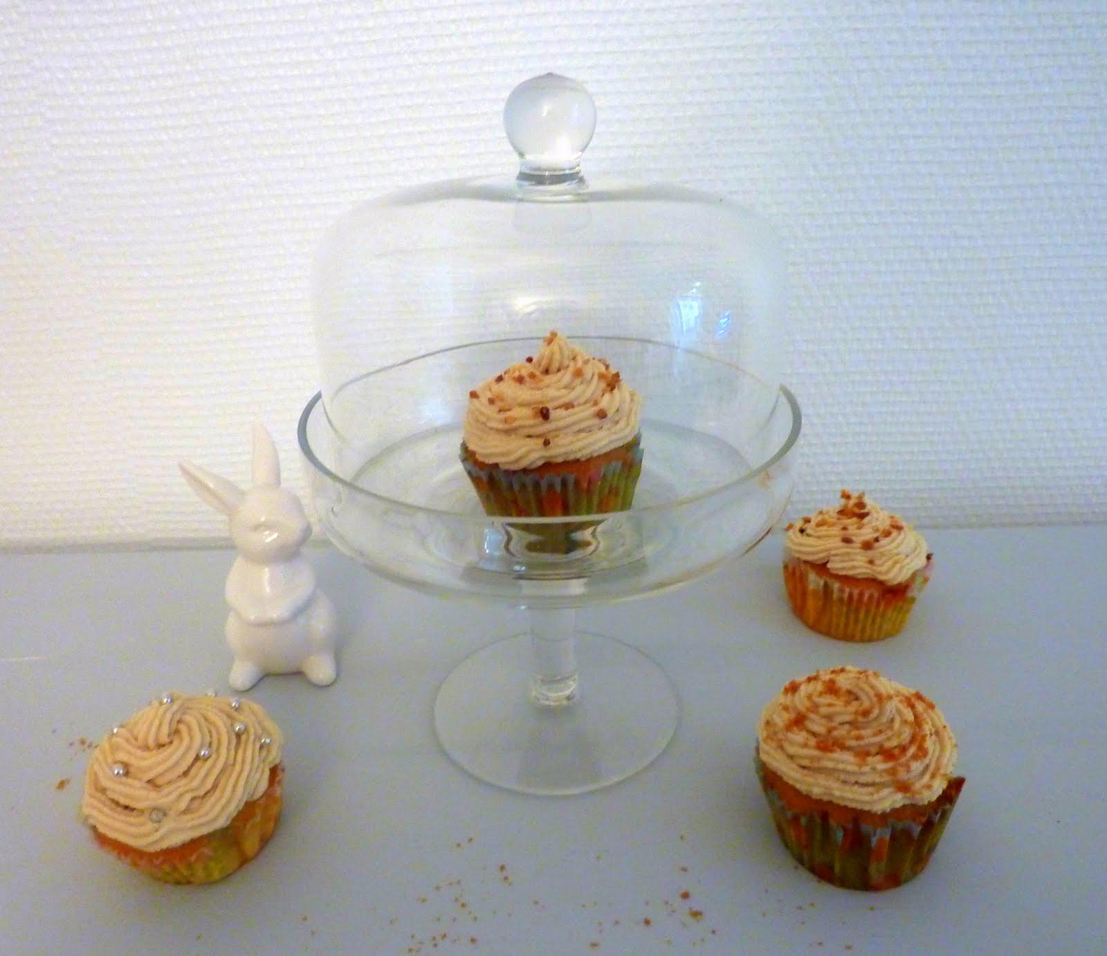 Cupcakes miel, épices et noisettes et leur glaçage au chocolat blanc... Cupcakes miel, épices et noisettes et leur glaçage au chocolat blanc...