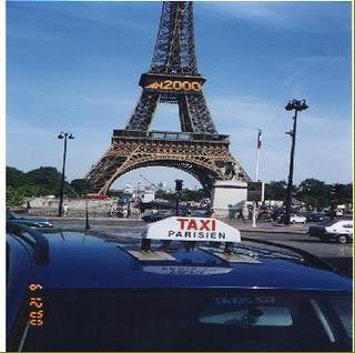 Photo d'un taxi parisien sous la tour effeil