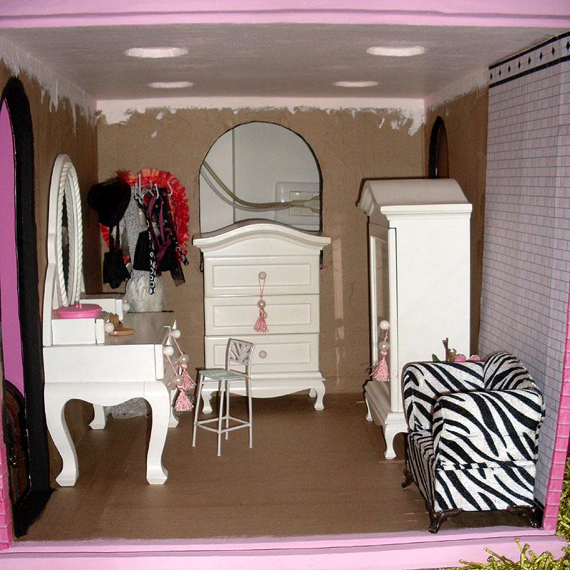 Maison de poupée (de 40cm) en carton: la salle-de-bain (2) Maison de poupée (de 40cm) en carton: la salle-de-bain (2)