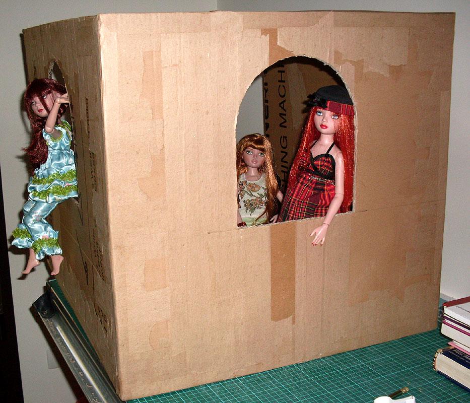 Maison de poupée (de 40cm) en carton: la salle-de-bain (1) Maison de poupée (de 40cm) en carton: la salle-de-bain (1)