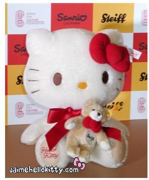 Une peluche Hello kitty en collaboration avec Steiff http://www.jaimehellokitty.com/images/Articles006/steiffhellokitty.jpg