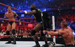 La Nexus s'invite pendant le Six Pack Challenge John Cena se débarrasse de la Nexus à coup de chaise