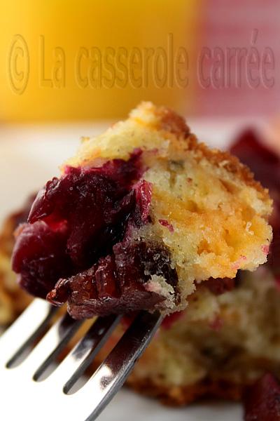 Cent-vingtième participation aux TWD - Gâteau renversé aux canneberges et cheddar, parfumé à la sauge