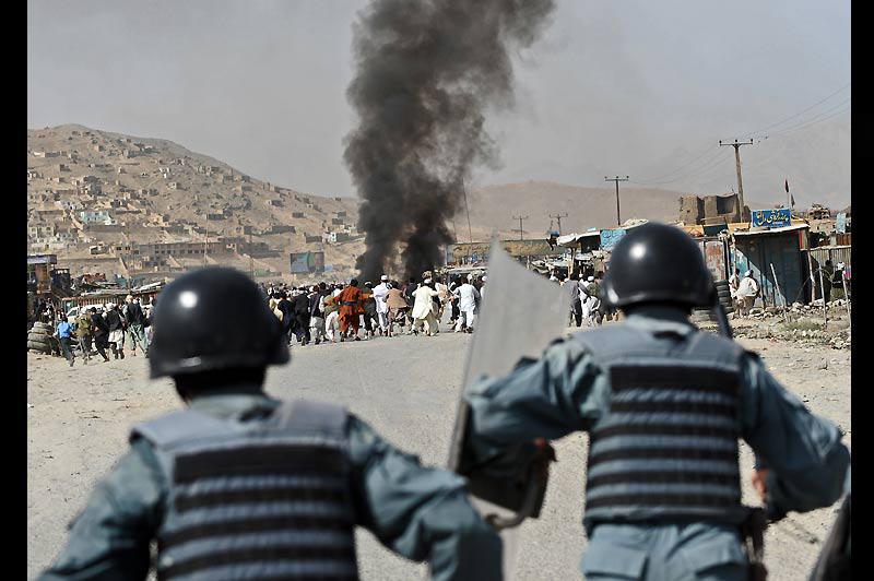 Mercredi 15 septembre, à Kaboul, en Afghanistan, des accrochages entre la police et des manifestants ont fait un mort et cinq blessés. Cette manifestation intervient à trois jours d'élections législatives que les insurgés islamistes ont promis de perturber. 