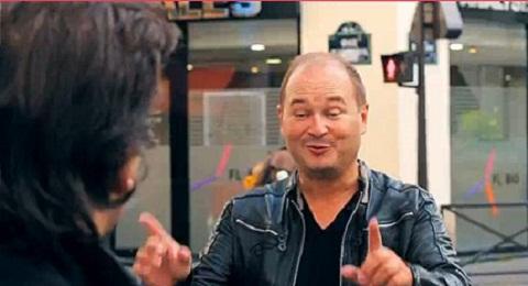 Cauet se prend un bus ... pour sa promo Cauet se prend un bus ... pour sa promo
