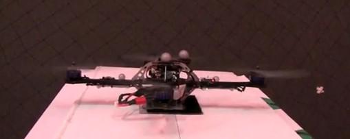 Quadricopter in Un quadricoptère traverse des cerceaux