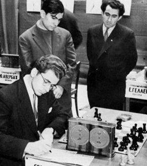 Boris Spassky à gauche, en compagnie de Mikhail Tal et Tigran Petrossian, lors de la 13ème ronde du 25ème championnat d'URSS à Riga en 1958