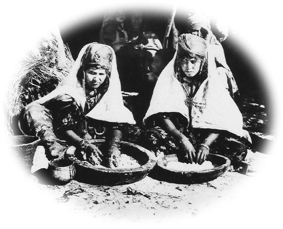 femmes berbères préparant la semoule
