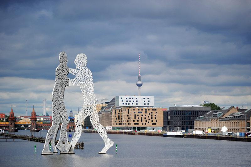 A Berlin, la sculpture «Molekular Man» de Jonathan Borofsky prend vie au dessus de la rivière Spree. 