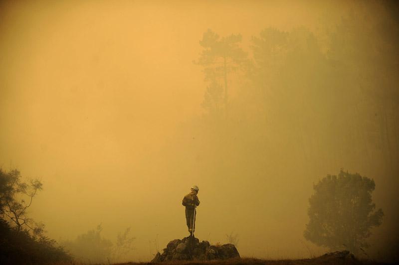 Après le Portugal, ce sont les forêts espagnoles qui brulent. Samedi 14 août, un pompier surveille les flammes à Porqueira en Galice. 750 hectares de forêt ont déjà été détruits.