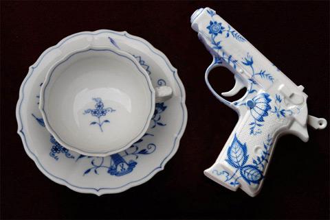 pistolet en porcelaine (1) Des pistolets en porcelaine