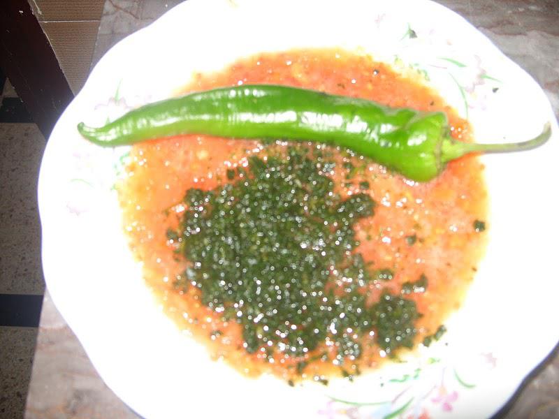 Poulet mhammer et ses légumes en sauce