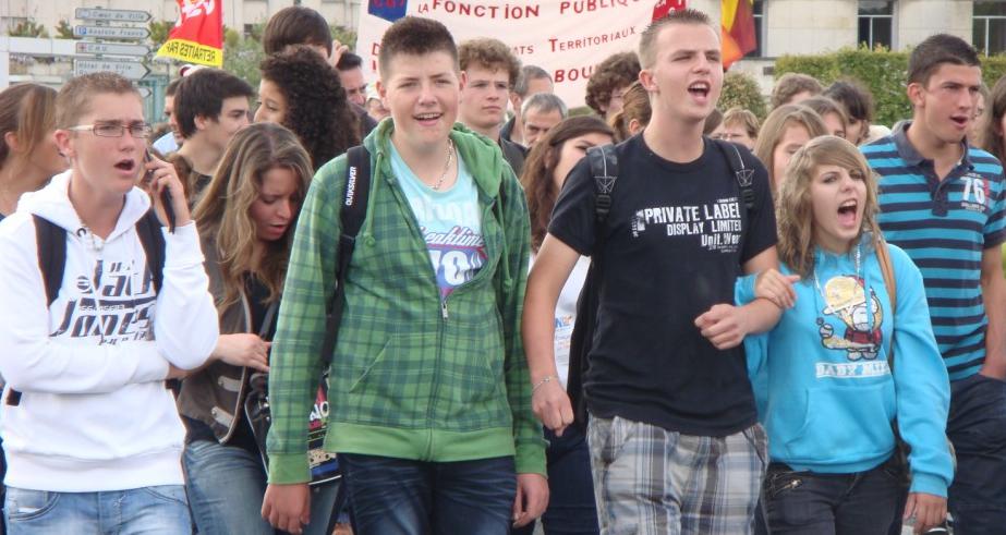 MANIFESTATION TOURS LE 9.9 Politique jeunesse : un vent de révolte ?