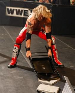 Edge détruit l'ordinateur du General Manager de Raw L'ordinateur du General Manger de Raw en morceaux