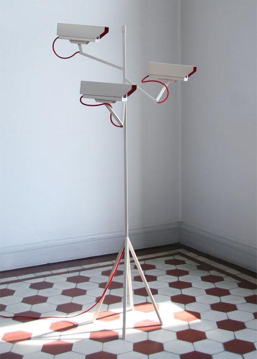 Luminaire surveillance 100 par Humans since 1982 Luminaire surveillance 100 par Humans since 1982
